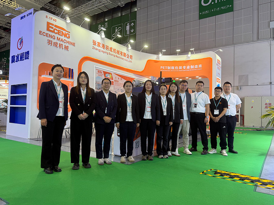 CHINAPLAS 2026 On-Site Report | KlWL Machinery Draws Crowds, Sparks Blow Molding Equipment Craze